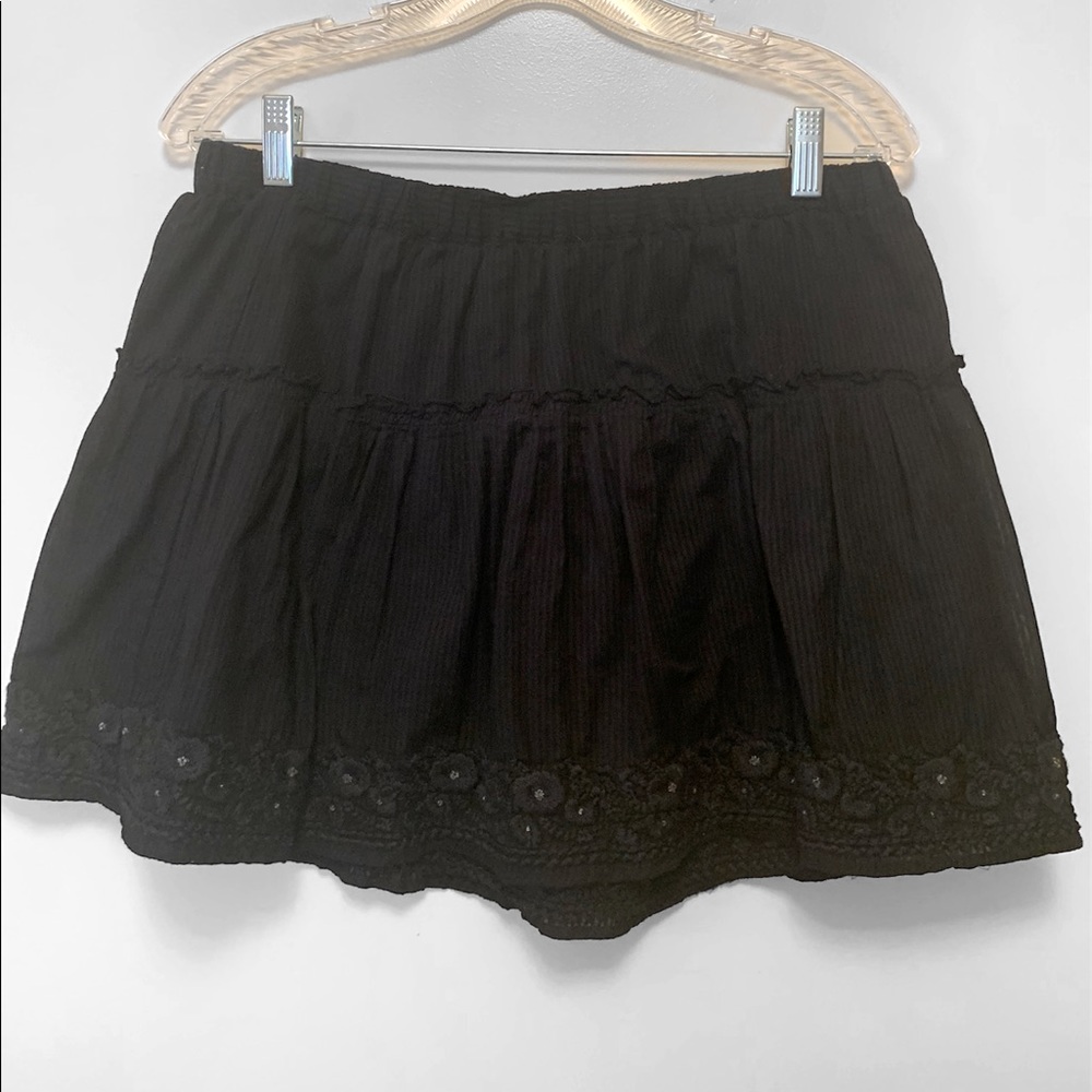 Mini skirt with beautiful embroidered detail.
